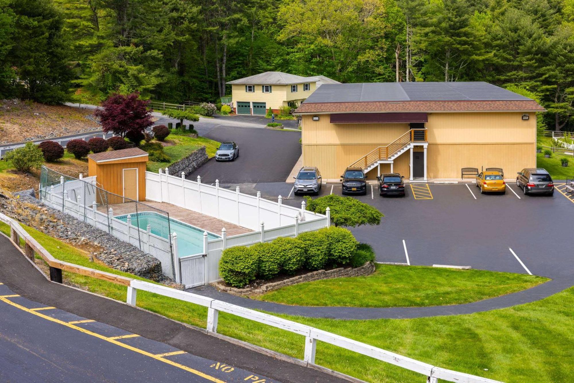 Days Inn By Wyndham Wurtsboro Exterior photo